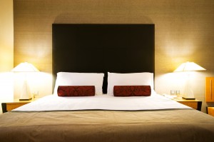 (Elnur/Shutterstock.com) Hotels in Lippstadt Hotelbett mit Lampen