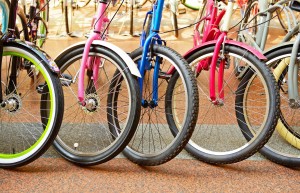 (Popova Valeriya/Shutterstock.com) Bunte Fahrräder im Fahrradverleih in Lippstadt