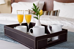 frischer Orangensaft und Kaffee am Morgen für Paare in Lippstadt 