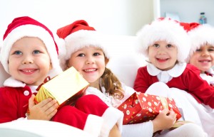(YanLev/Shutterstock.com) Glückliche Kinder im Nikolaus Kostüm