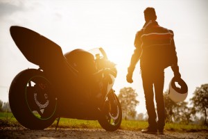 (oneinchpunch/Shutterstock.com) Motorradfahrer in Lippstadt können nicht nur die Abendsonne, sondern auch guten Service in den Unterkünften in Lippstadt genießen
