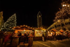 (gab90/Shutterstock.com) Die Lichter auf dem weihnachtsmarkt bewundern.