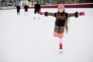 (Alinute Silzeviciute/Shutterstock.com) Auf dem Eis tanzen mitten auf dem Weihnachtsmarkt in Lippstadt