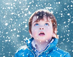 (Maria Uspenskaya/Shutterstock.com) Schneeflocken, Eislaufen und heißer Kakao - so sieht Advendt aus.