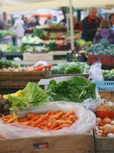 (padu_foto/Shutterstock.com) Gemüsemarkt in Lippstadt - Agentur für Zimmervermittlung empfiehlt