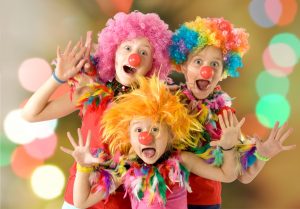 (alexkatkov/Shutterstock.com) bunte Kostüme zur Karnevalszeit in der Nähe vom Hotel finden