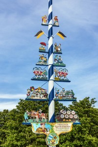 traditioneller Maibaum mit einer Vielzahl an bunten Wappen