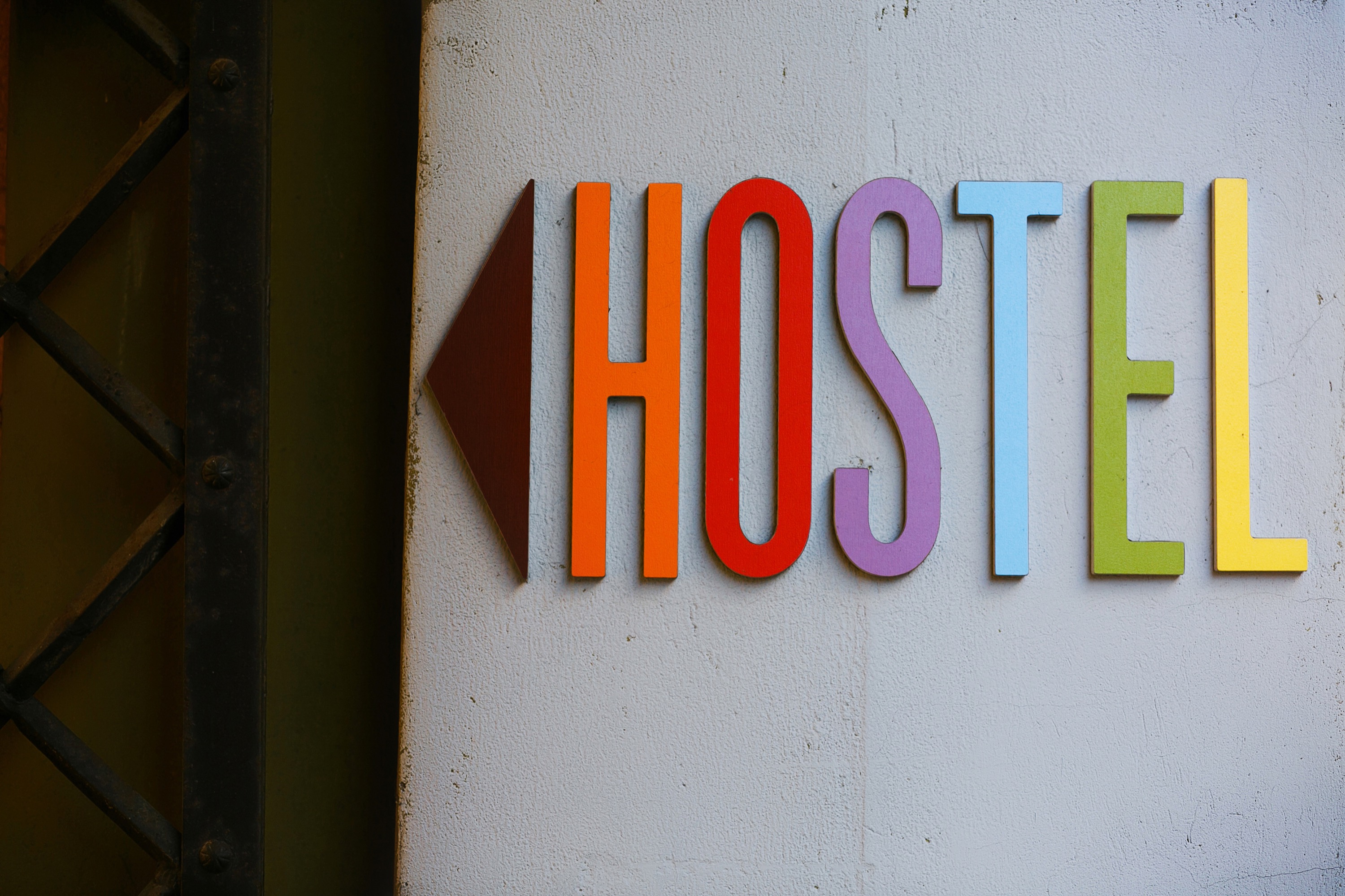 (IVASHstudio/Shutterstock.com) Hostels vs. Hotels - Agentur für Zimmervermittlung
