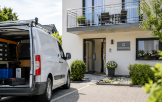 Transporter vor einer Monteurunterkunft